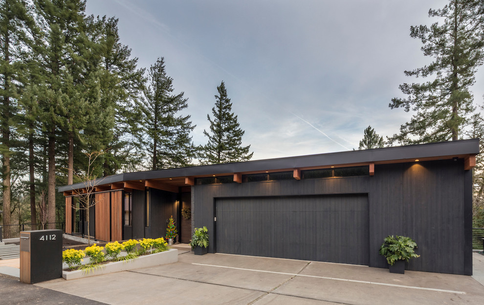 Design ideas for a large midcentury attached garage in Portland.