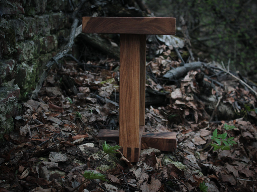 Табурет из массива карагача