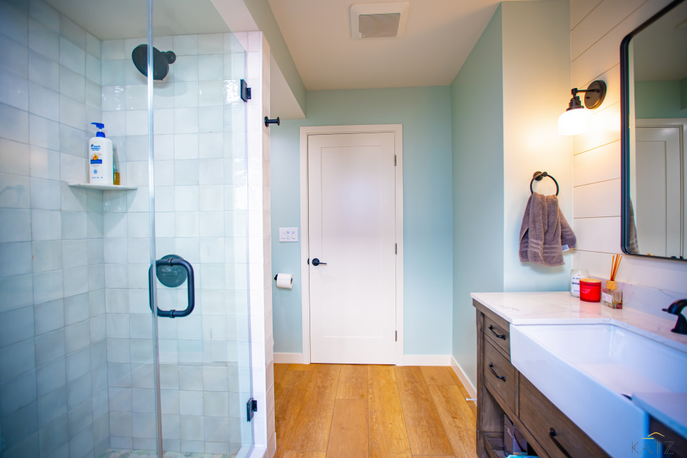 Ejemplo de cuarto de baño único y de pie de tamaño medio con puertas de armario de madera oscura, sanitario de una pieza, suelo de madera clara, encimera de mármol, suelo naranja y encimeras blancas