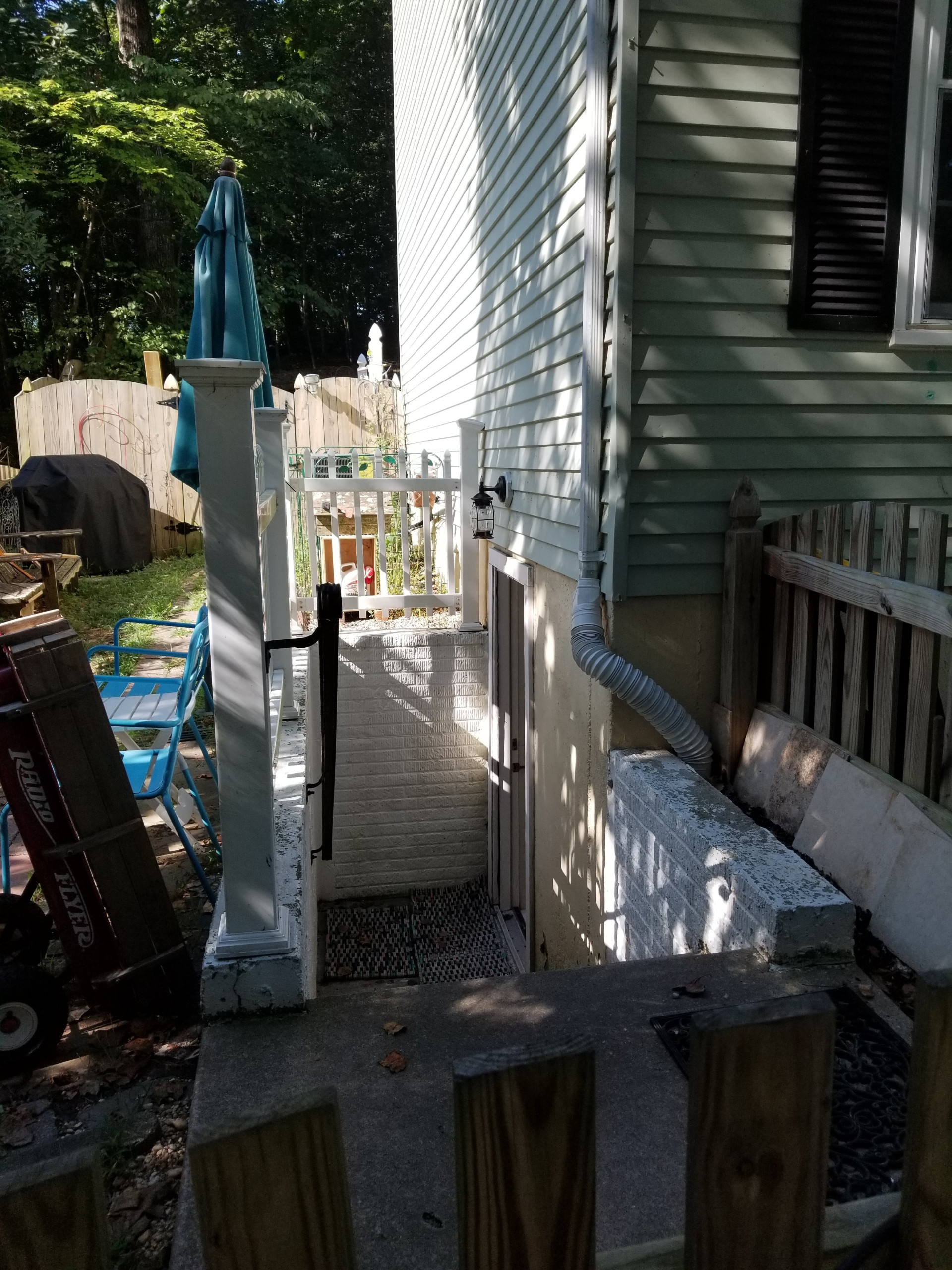 Front Porch w/ Breezeway to Basement