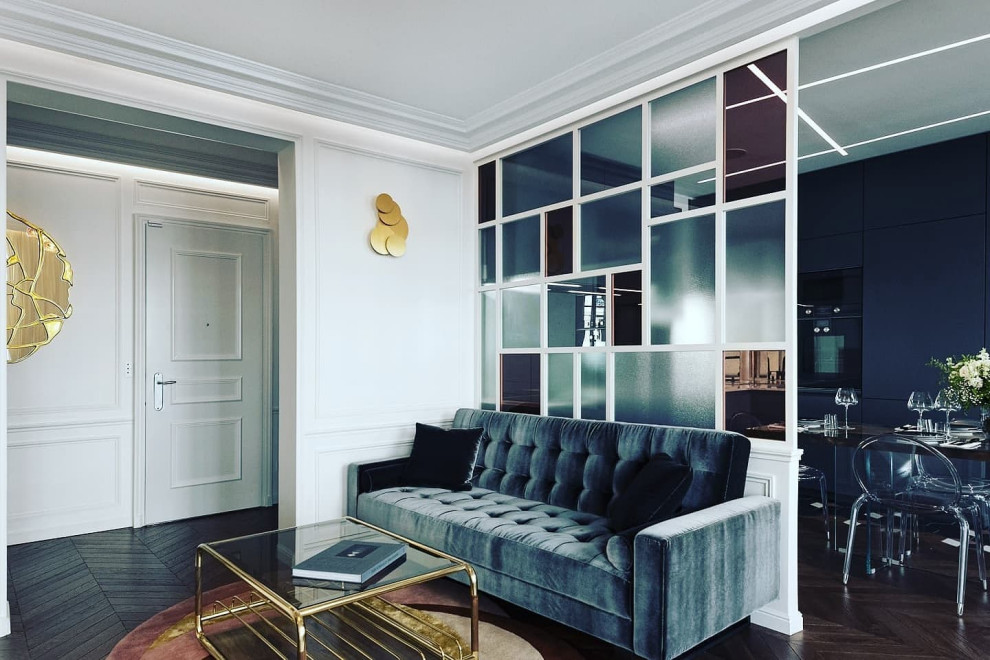 Immagine di un grande soggiorno minimalista aperto con pareti bianche, parquet scuro e pavimento marrone