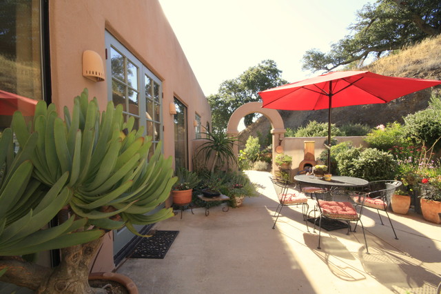 Hillside Adobe modern-patio