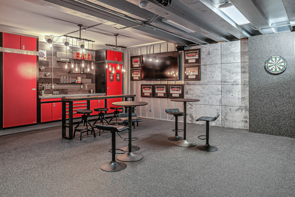 Foto di un angolo bar senza lavandino industriale di medie dimensioni con paraspruzzi in perlinato, pavimento in sughero e pavimento grigio