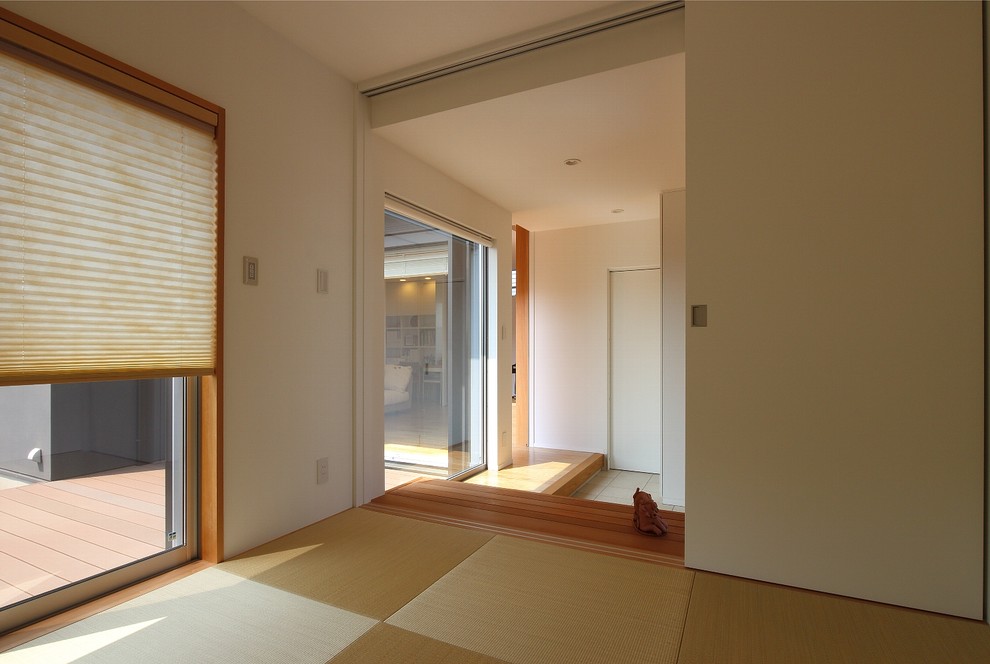 Foto de sala de estar minimalista sin chimenea con paredes blancas, tatami, papel pintado y papel pintado