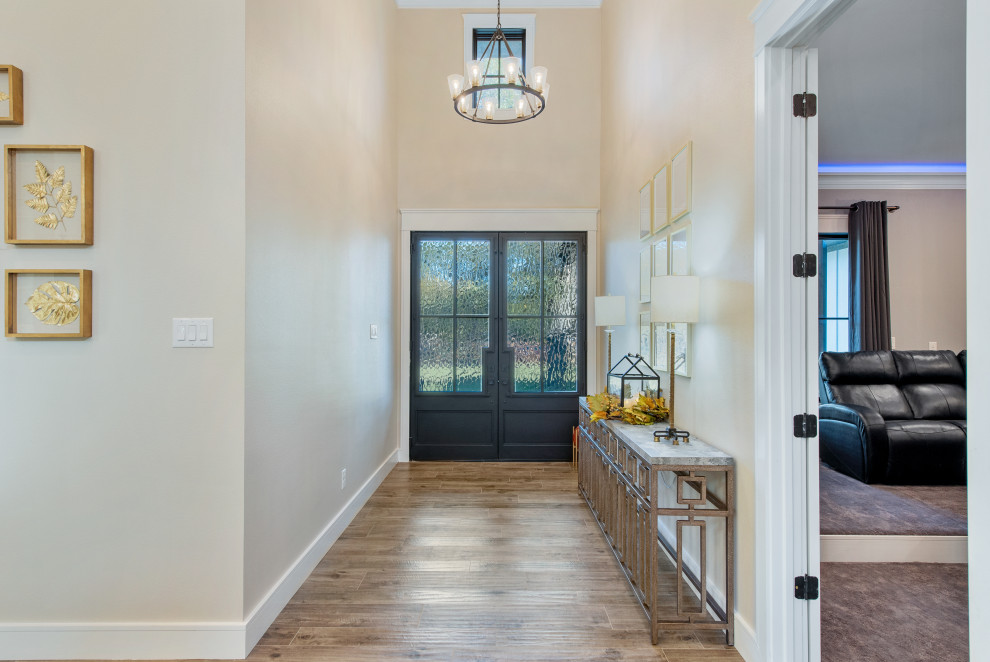 Mittelgroßes Country Foyer mit beiger Wandfarbe, braunem Holzboden, Doppeltür, schwarzer Haustür und braunem Boden in Dallas
