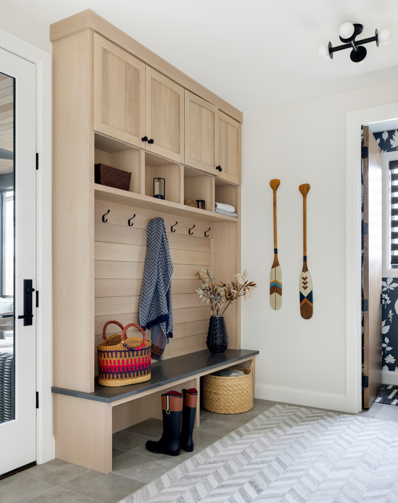 Example of a transitional entryway design in Minneapolis