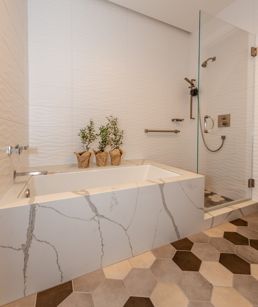 Пример оригинального дизайна: узкая и длинная детская, серо-белая ванная комната среднего размера в стиле кантри с плоскими фасадами, искусственно-состаренными фасадами, полновстраиваемой ванной, душем над ванной, раздельным унитазом, белой плиткой, керамогранитной плиткой, серыми стенами, полом из мозаичной плитки, врезной раковиной, столешницей из искусственного кварца, серым полом, душем с распашными дверями, белой столешницей, тумбой под одну раковину и встроенной тумбой