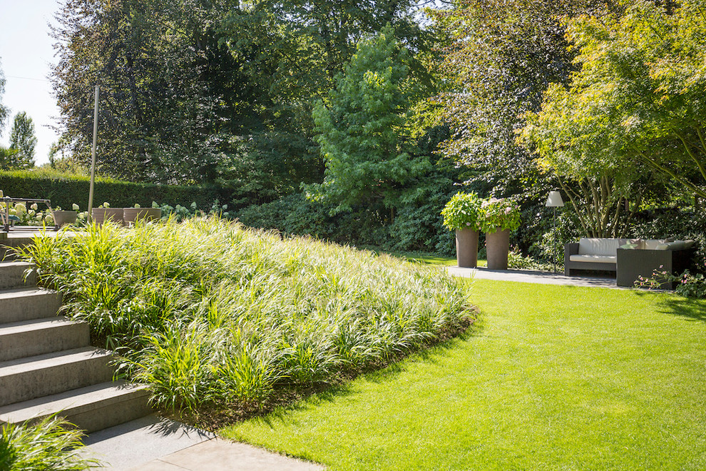 Mittelgroßer Landhausstil Garten im Sommer, hinter dem Haus mit direkter Sonneneinstrahlung in Düsseldorf