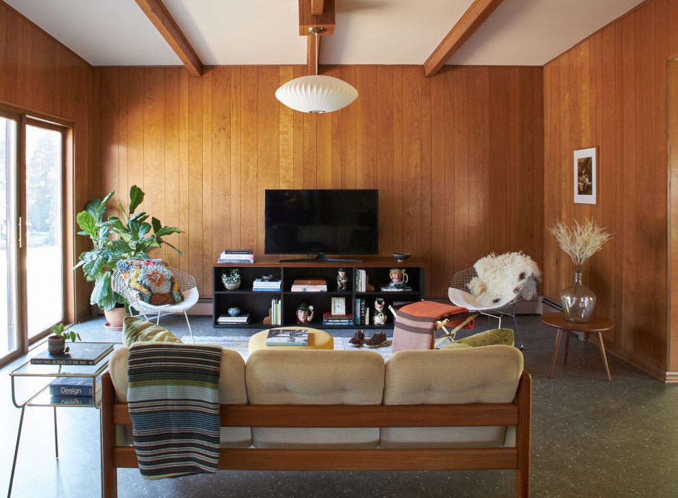 Idée de décoration pour un salon vintage en bois avec un mur marron, aucune cheminée, un sol gris et poutres apparentes.