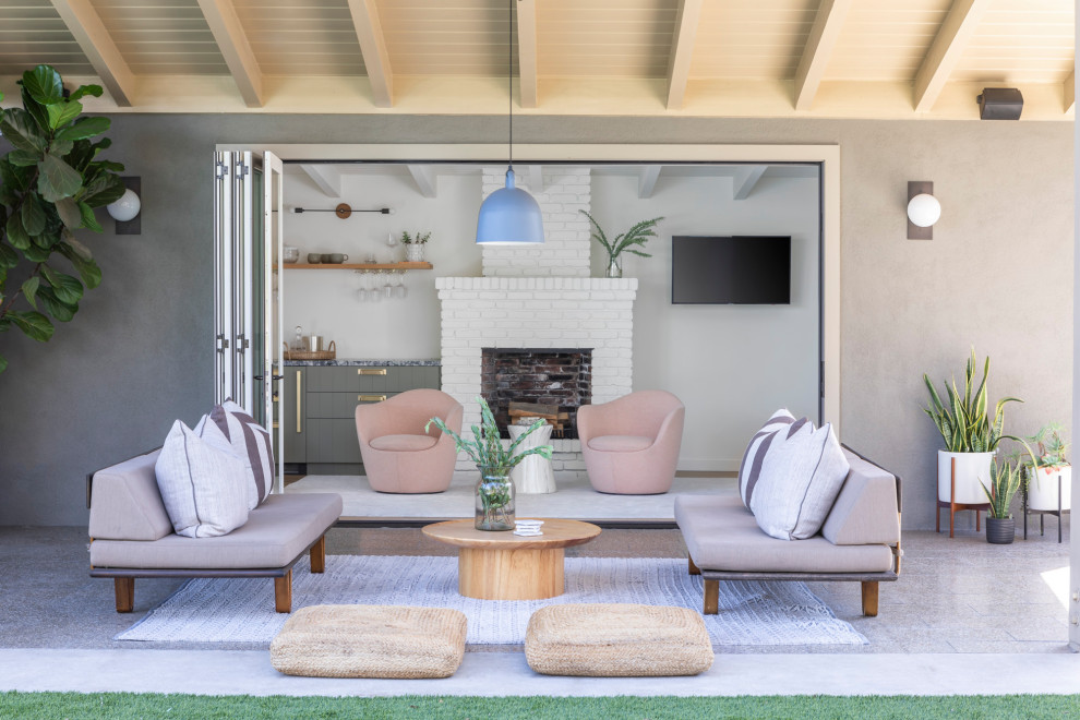 Trendy porch idea in Los Angeles with a roof extension