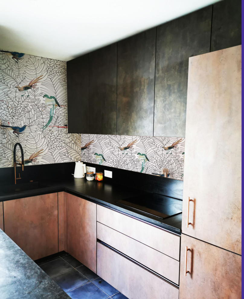 Small contemporary u-shaped eat-in kitchen in Paris with a single-bowl sink, beaded inset cabinets, stainless steel cabinets, granite benchtops, black splashback, granite splashback, panelled appliances, ceramic floors, with island, blue floor and black benchtop.