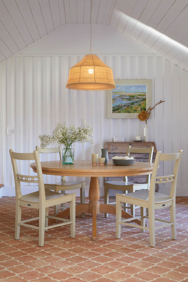 Источник вдохновения для домашнего уюта: большая гостиная-столовая в стиле кантри с полом из керамической плитки, разноцветным полом и сводчатым потолком