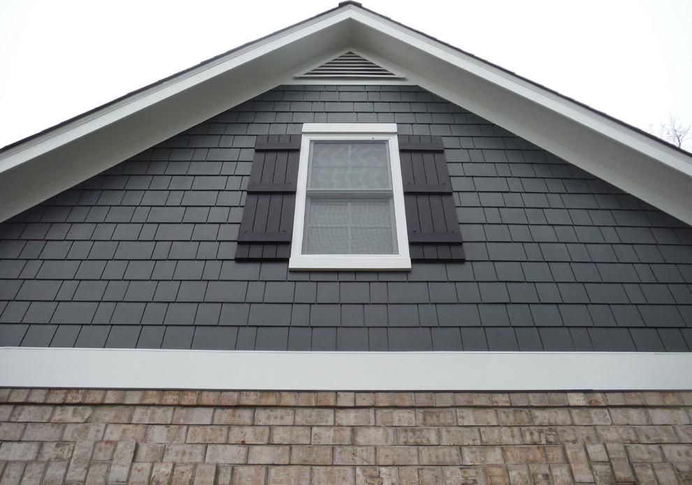Photo of a mid-sized traditional two-storey grey exterior in St Louis with concrete fiberboard siding.