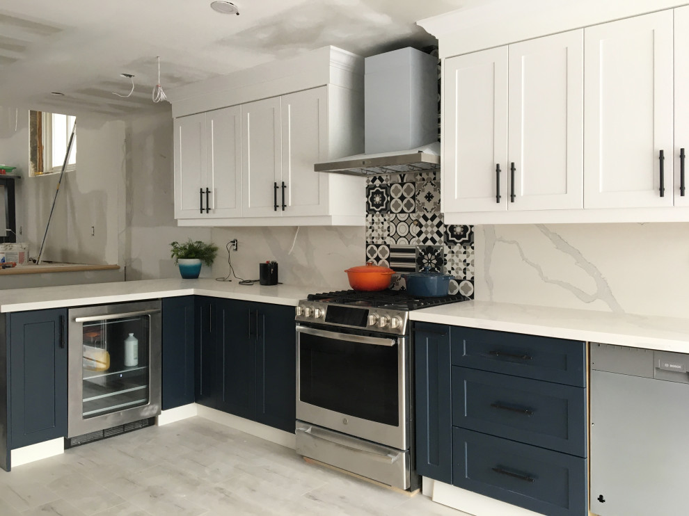 Kitchen - transitional kitchen idea in Toronto