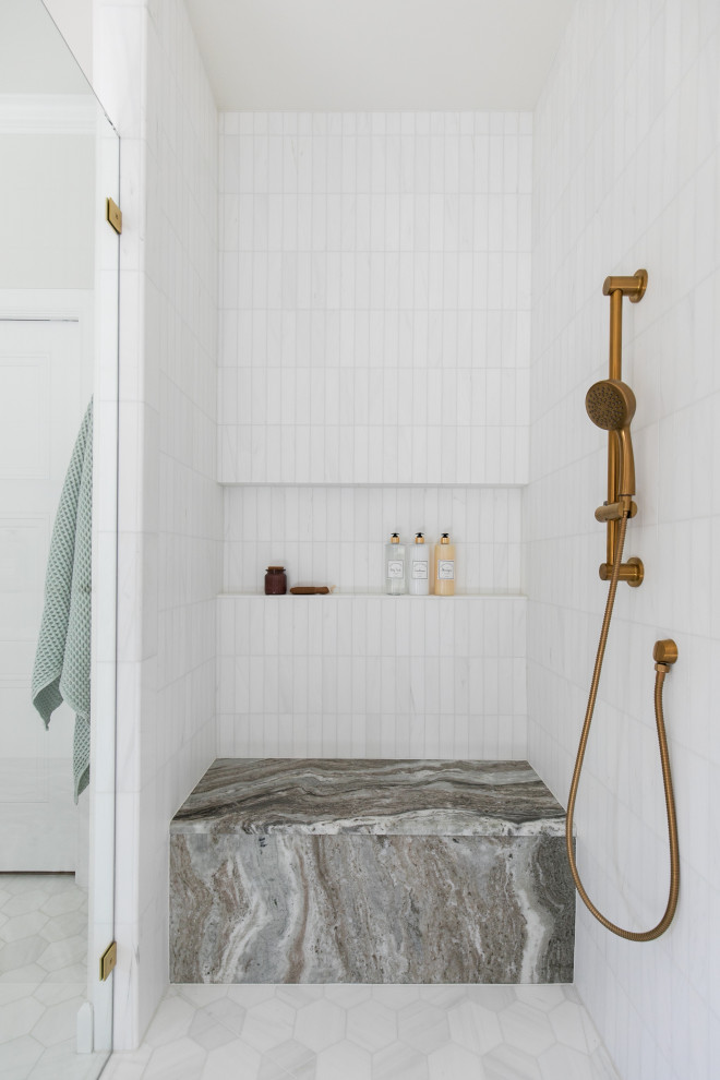 Inredning av ett modernt grå grått badrum, med en kantlös dusch, vit kakel, kakel i metall, vita väggar, marmorgolv, granitbänkskiva, vitt golv och dusch med gångjärnsdörr