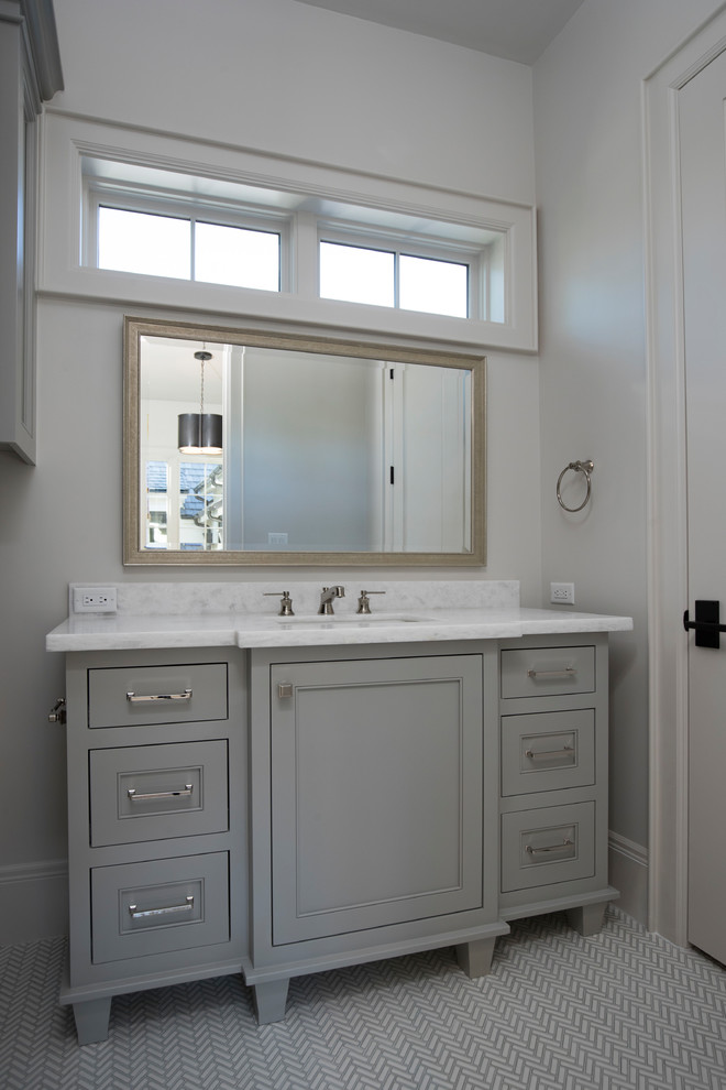 Example of a transitional home design design in Austin