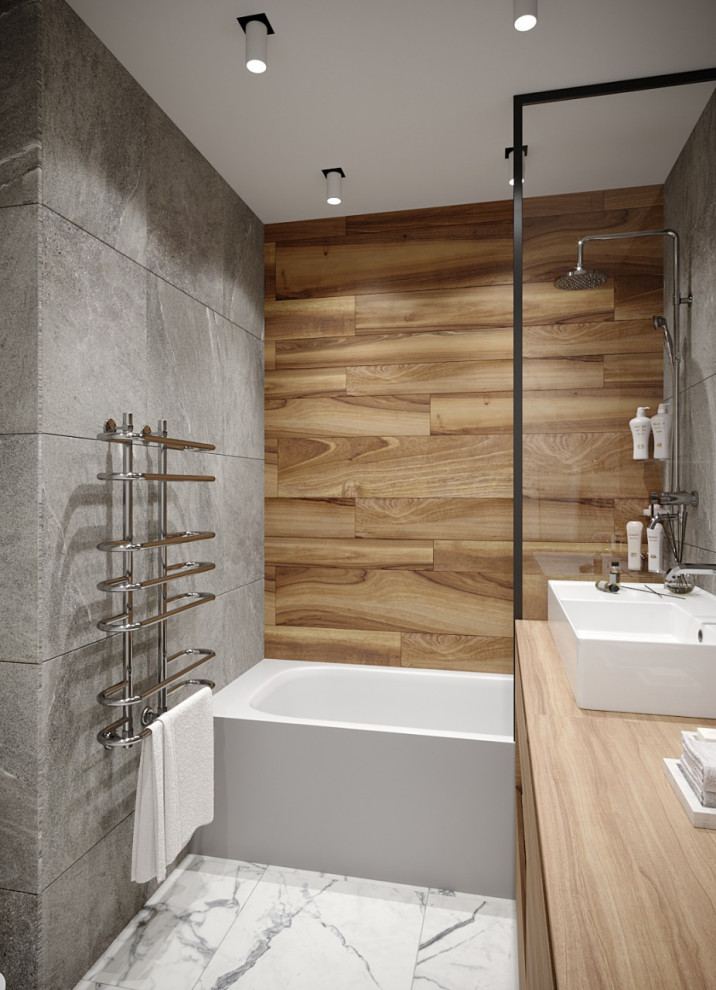 Идея дизайна: главная, серо-белая ванная комната среднего размера в современном стиле с плоскими фасадами, коричневыми фасадами, полновстраиваемой ванной, душем над ванной, инсталляцией, серой плиткой, керамической плиткой, серыми стенами, полом из керамической плитки, настольной раковиной, столешницей из дерева, серым полом, открытым душем, коричневой столешницей, гигиеническим душем, тумбой под одну раковину и напольной тумбой