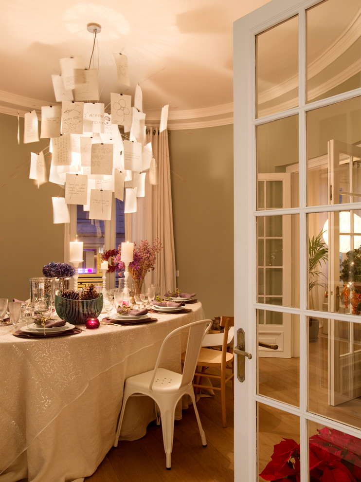 Imagen de comedor tradicional de tamaño medio cerrado sin chimenea con paredes beige y suelo de madera en tonos medios