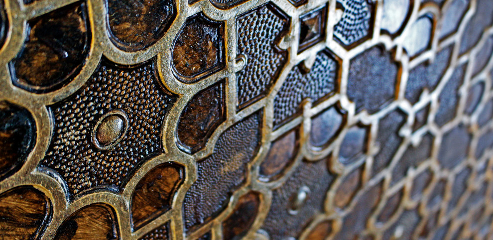 Декорирование обоев Lincrusta в изголовье кровати на нашем реализованном проект