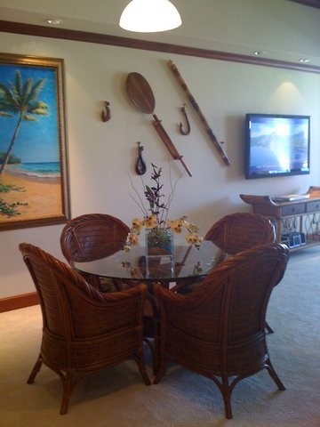 This is an example of a tropical dining room in Hawaii.