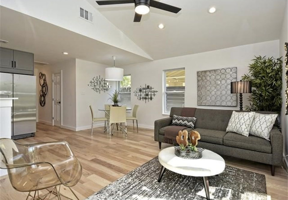 Transitional home design photo in Austin