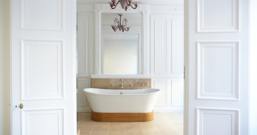 Salle de bain?[Cette image montre salle de bain With une baignoire indépendante, un carrelage beige and un mur blanc.]:[Cette image montre salles de bain With une baignoire indépendante, un carrelage beige and un mur blanc.]