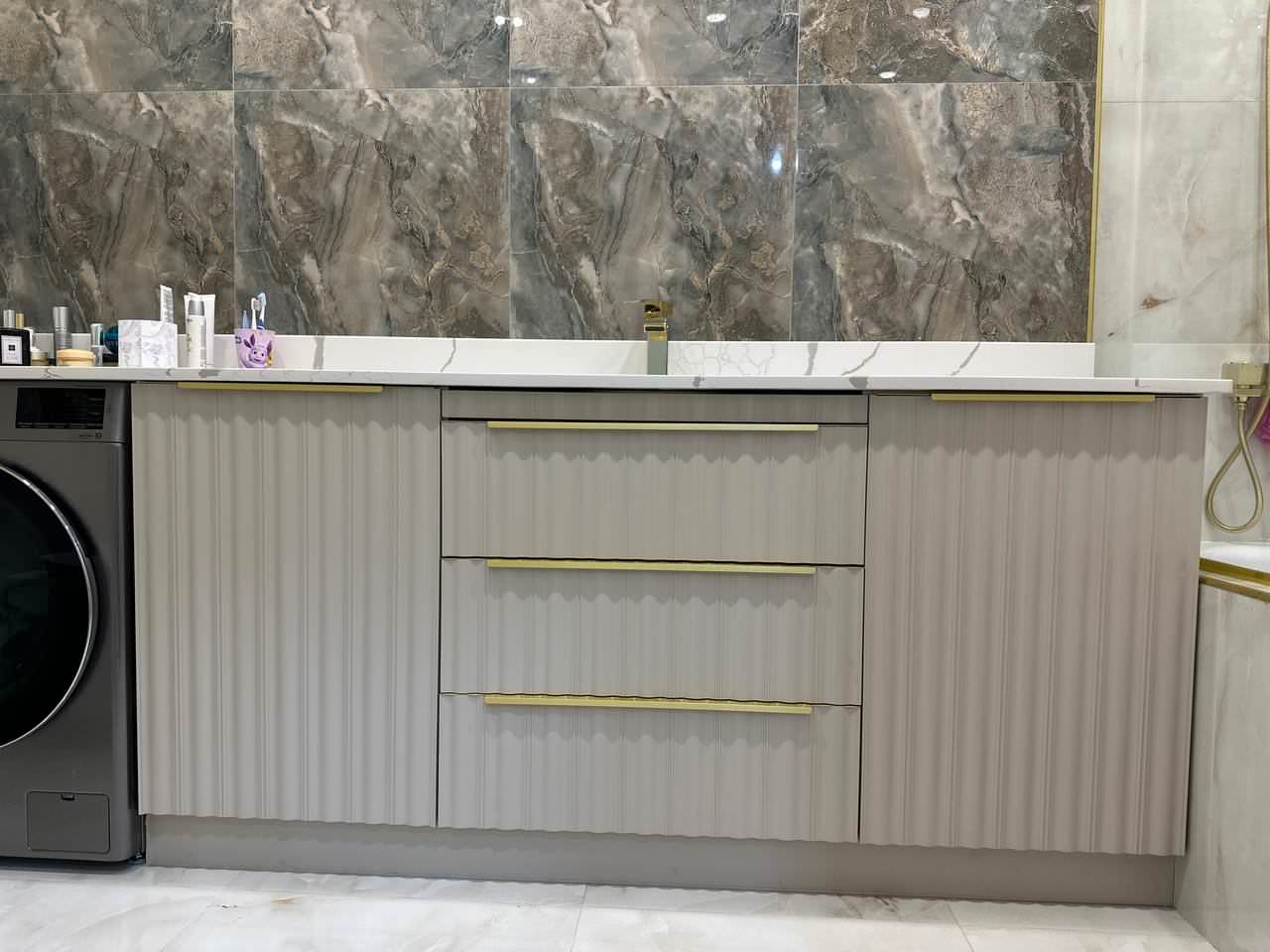 Тумба под раковину в ванной комнате с рифлеными фасадами, выполненная на заказ.