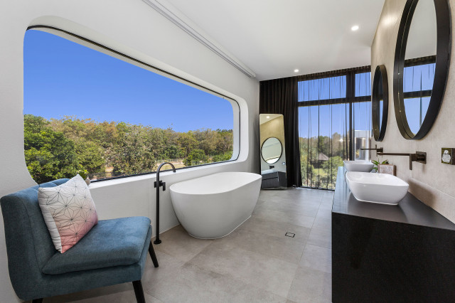 Bath with elevated view modern-badrum
