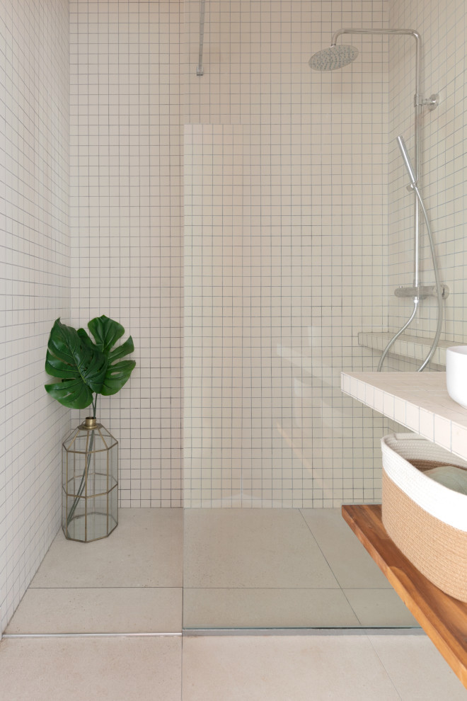 Exemple d'une salle de bain principale et blanche et bois moderne de taille moyenne avec un carrelage blanc, un mur blanc, une vasque, un plan de toilette en carrelage, un plan de toilette blanc et meuble simple vasque.