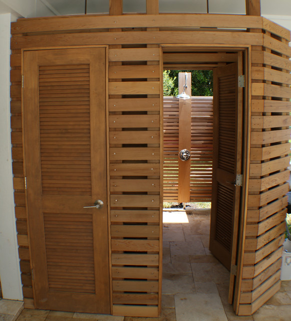 Cedar / Teak Outdoor Shower Bord de Mer Miami par Vogl Architects