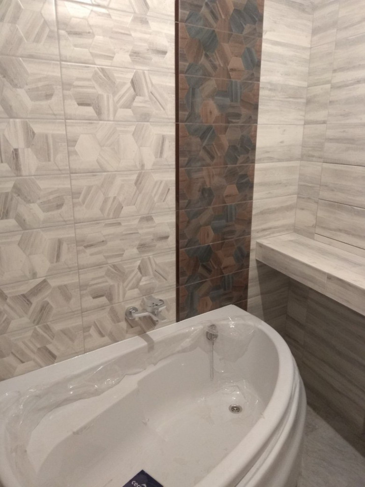 Ispirazione per una stanza da bagno padronale design di medie dimensioni con vasca ad angolo e mobile bagno incassato