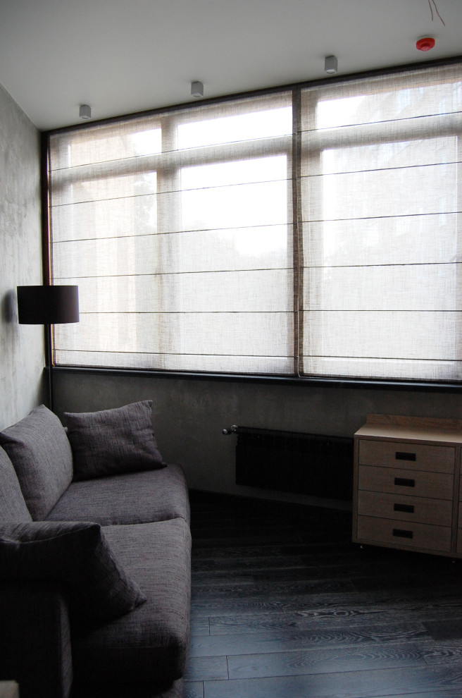 Immagine di un grande ufficio boho chic con pareti grigie, parquet scuro, scrivania incassata, pavimento nero, soffitto ribassato e pareti in mattoni