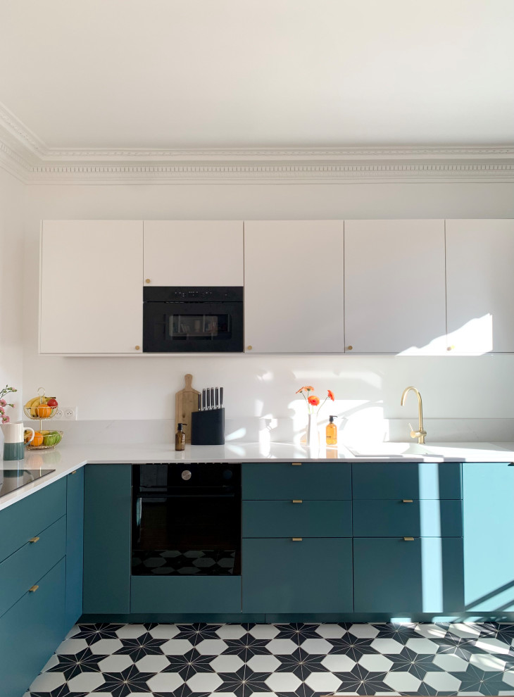 パリにある高級な中くらいなモダンスタイルのおしゃれなキッチン (シングルシンク、インセット扉のキャビネット、青いキャビネット、珪岩カウンター、白いキッチンパネル、クオーツストーンのキッチンパネル、黒い調理設備、セメントタイルの床、アイランドなし、白い床、白いキッチンカウンター、板張り天井) の写真
