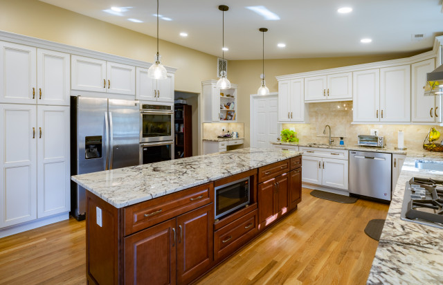 White & Burgundy Kitchen Design Richmond, VA nyklassisk-koekken