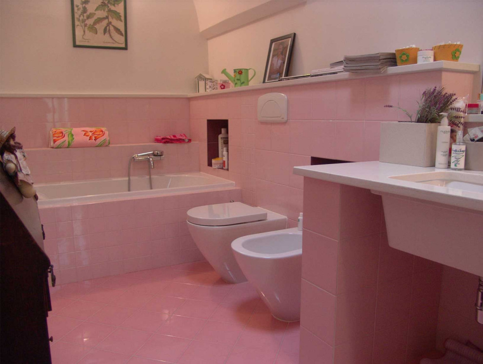 Foto på ett vintage beige badrum, med ett badkar i en alkov, rosa kakel, keramikplattor, vita väggar, klinkergolv i keramik, ett undermonterad handfat, marmorbänkskiva och rosa golv