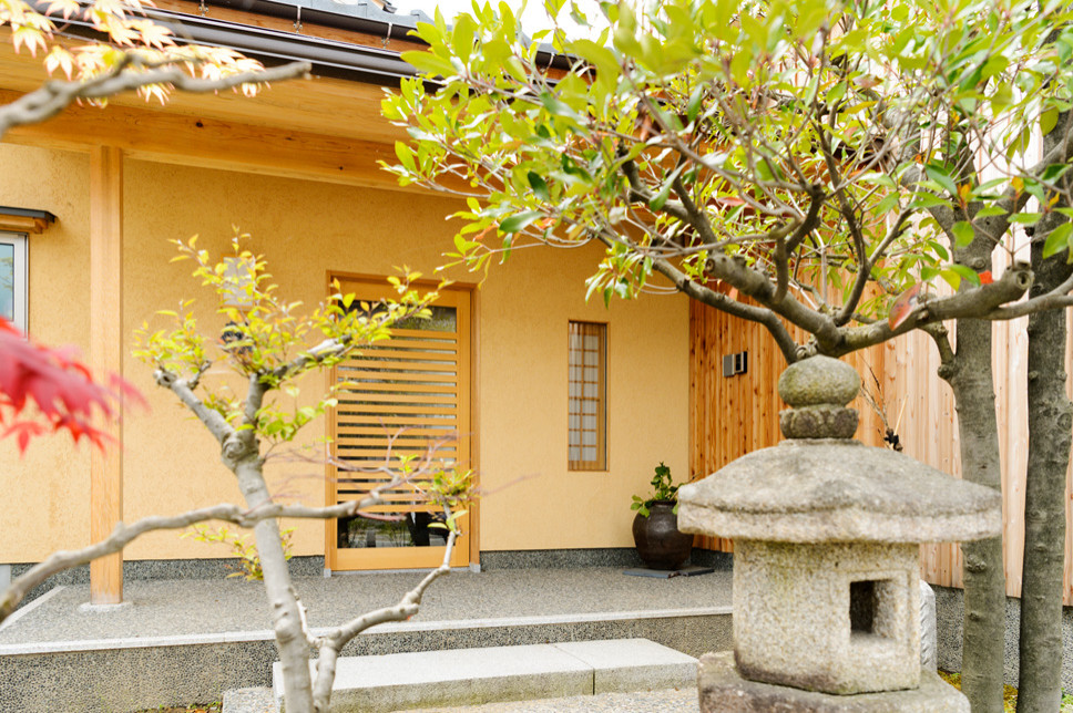 他の地域にあるおしゃれな玄関の写真