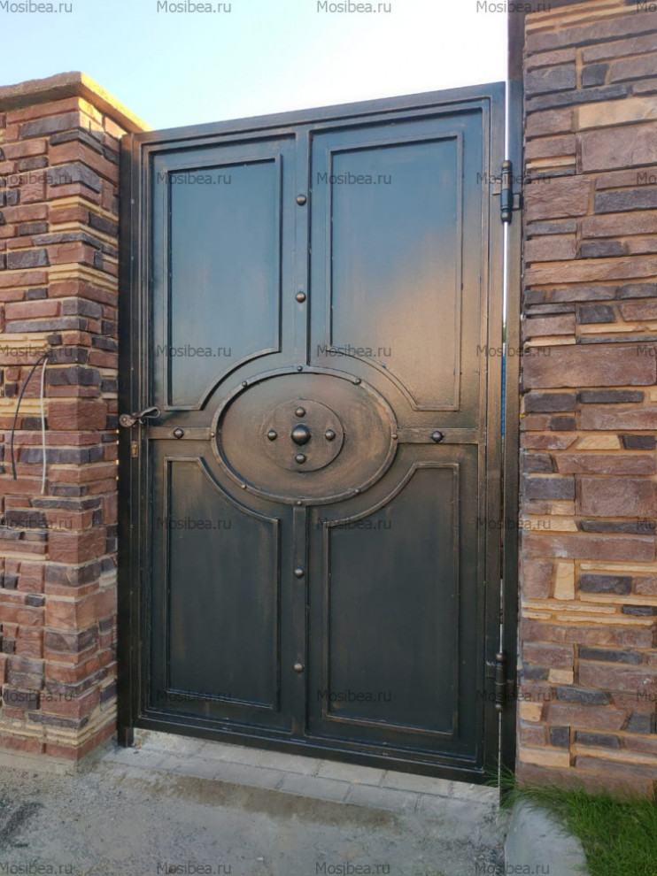 Кованые ворота в готическом стиле