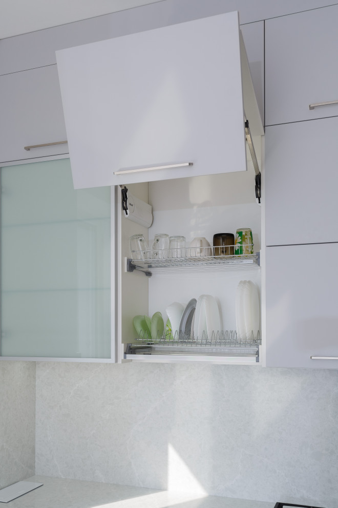 Кухня в современном стиле с каменной столешницей