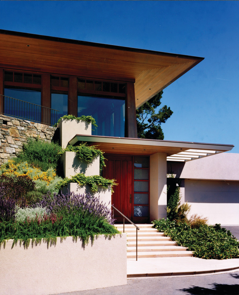 Design ideas for a midcentury two-storey stucco exterior in San Francisco.
