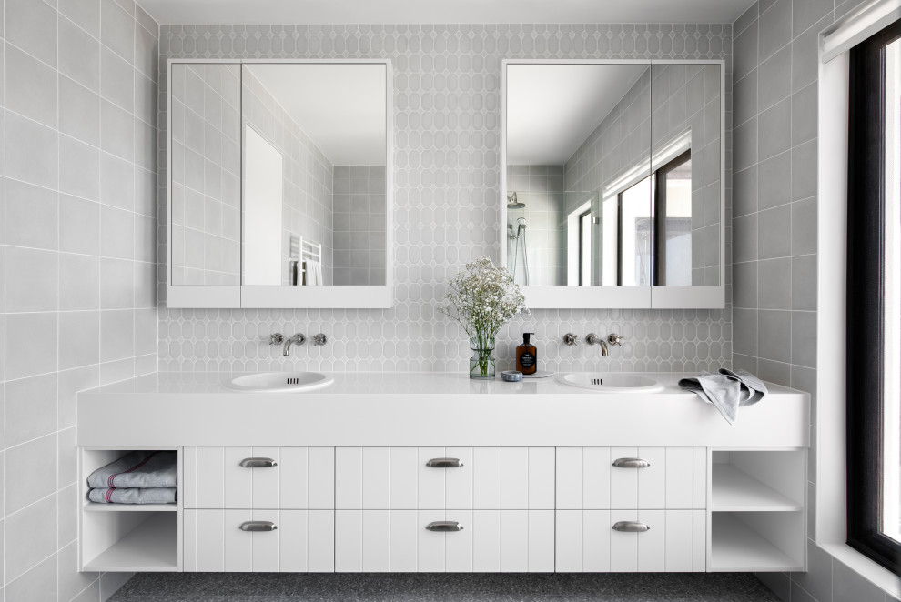 Maritimes Badezimmer mit weißen Schränken, Marmor-Waschbecken/Waschtisch, weißer Waschtischplatte, Doppelwaschbecken und flächenbündigen Schrankfronten in Melbourne