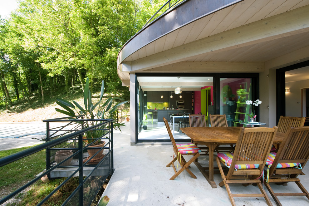 Design ideas for a contemporary patio in Paris.