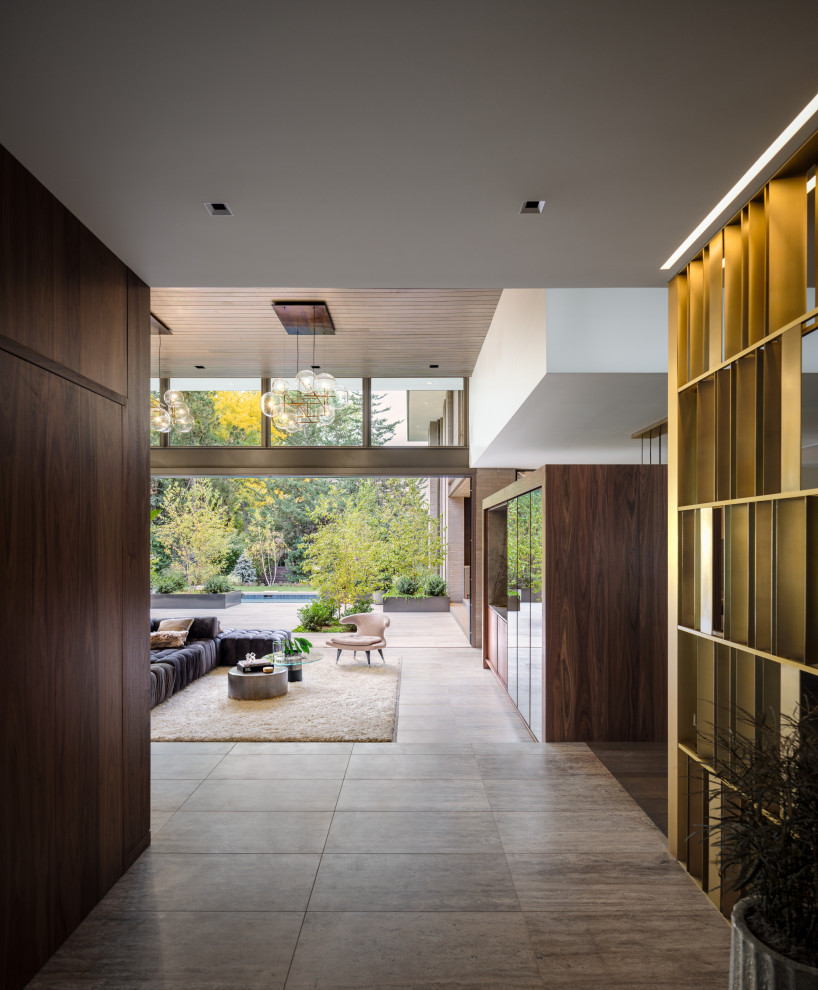 Inspiration pour un grand couloir minimaliste en bois avec un mur marron, un sol en travertin et un sol gris.