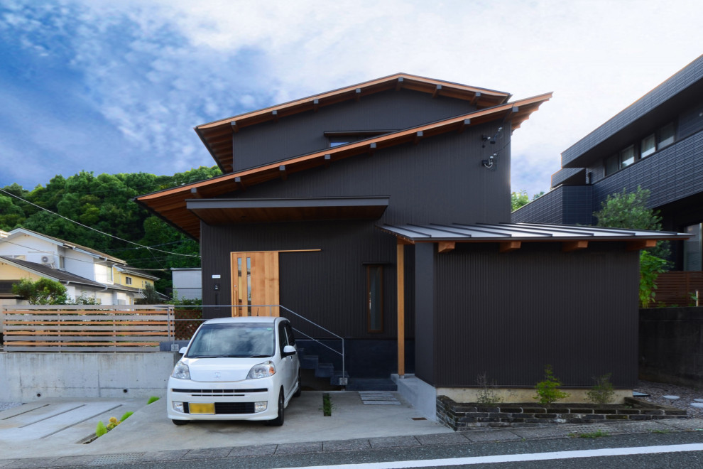 高級な中くらいな和風のおしゃれな家の外観 (メタルサイディング) の写真