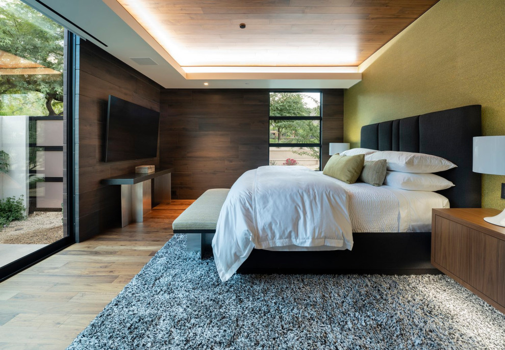 Idee per una camera degli ospiti moderna di medie dimensioni con pareti marroni, pavimento beige e soffitto ribassato