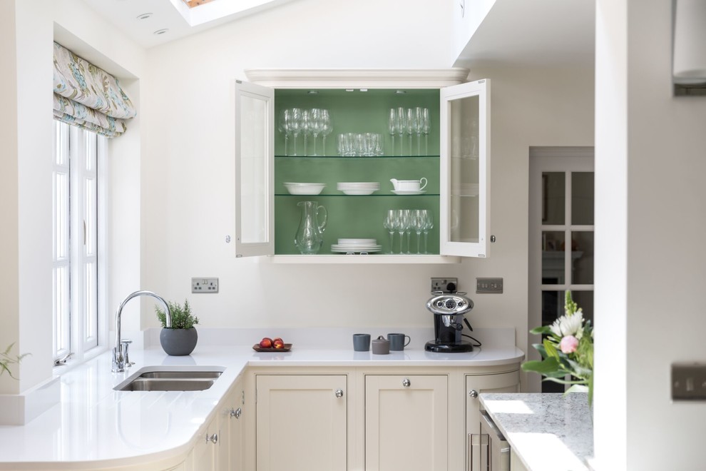 Inspiration for a transitional kitchen in Oxfordshire.