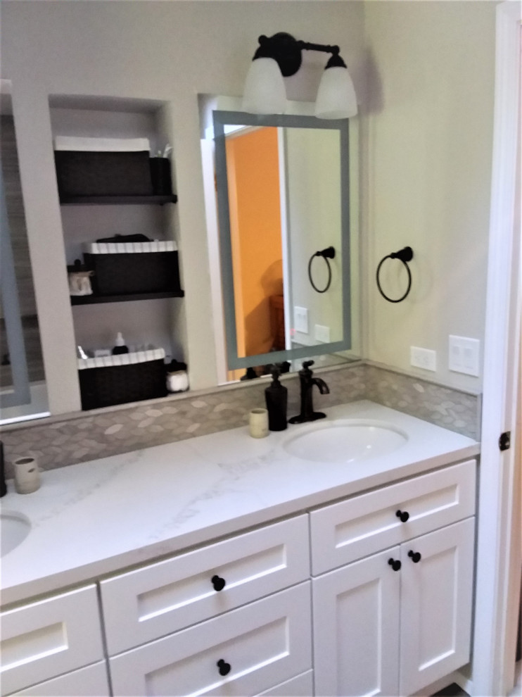 Ejemplo de cuarto de baño doble moderno con armarios estilo shaker, puertas de armario blancas, lavabo bajoencimera, encimera de cuarzo compacto y encimeras blancas