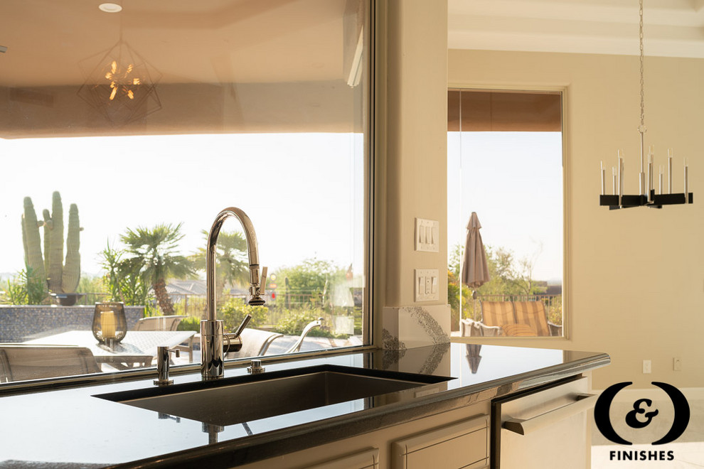 Example of a transitional home design design in Phoenix