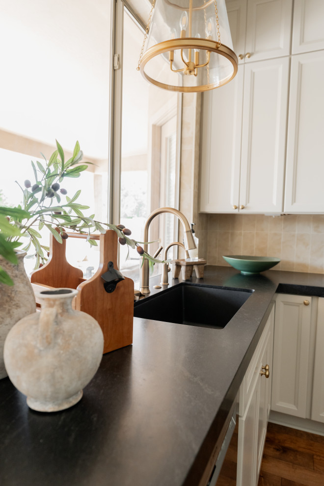 Example of a transitional kitchen design in Phoenix