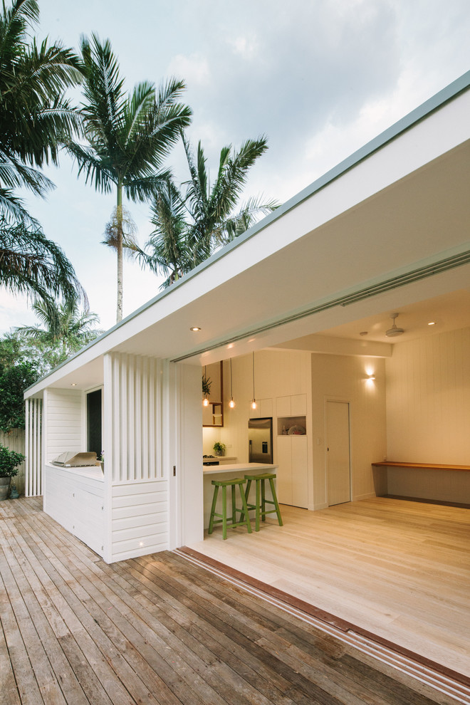 Design ideas for a contemporary deck in Sydney.