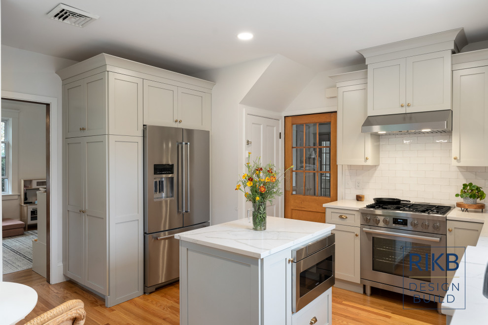 Kitchen - transitional kitchen idea in Providence